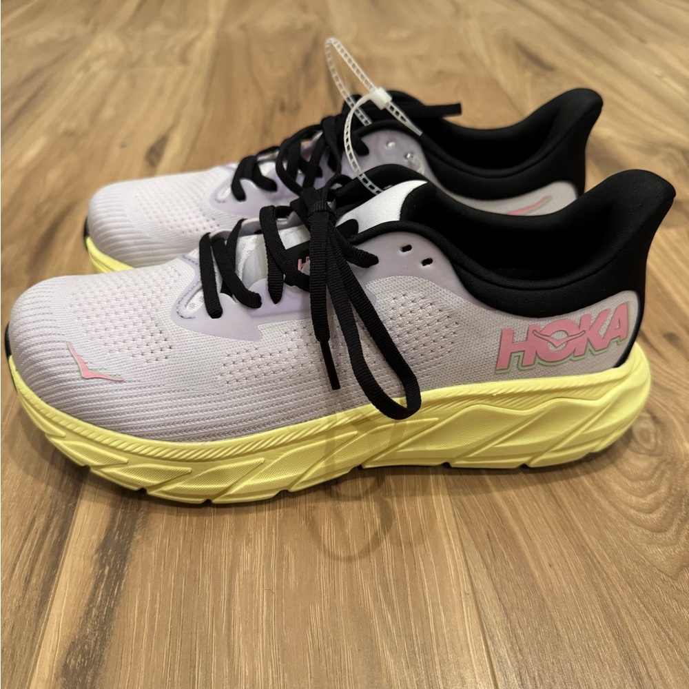 Hoka Arahi 7 in Starlight / Yuzu